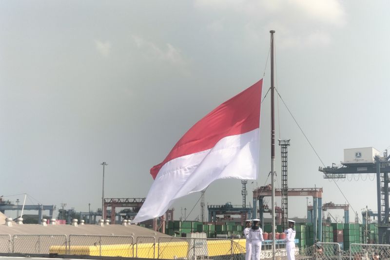 Bendera Merah Putih akhirnya berkibar di kapal induk KRI Sriwijaya-100