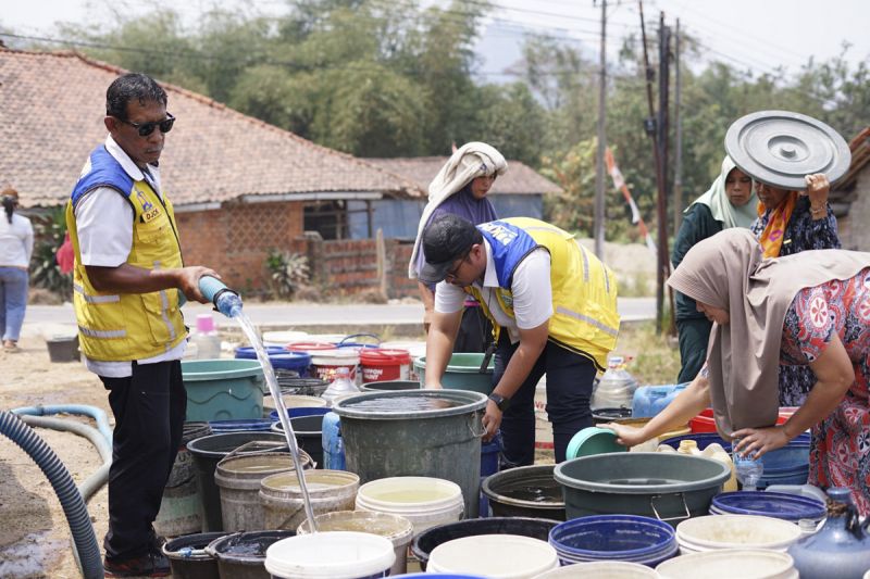 kementerian-pu-salurkan-286-ribu-liter-air-ke-10-daerah-di-jawa-barat