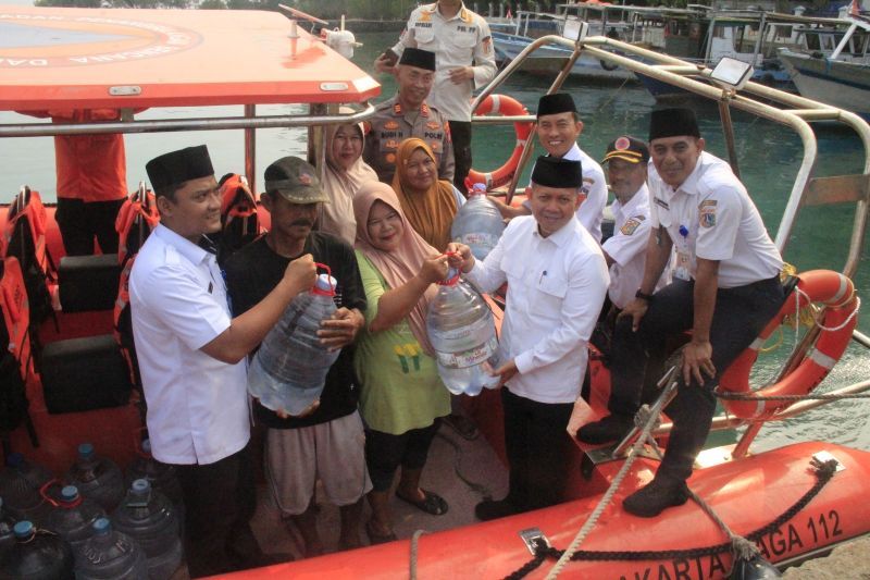 Pemkab fasilitasi pengangkutan air bersih warga antarpulau