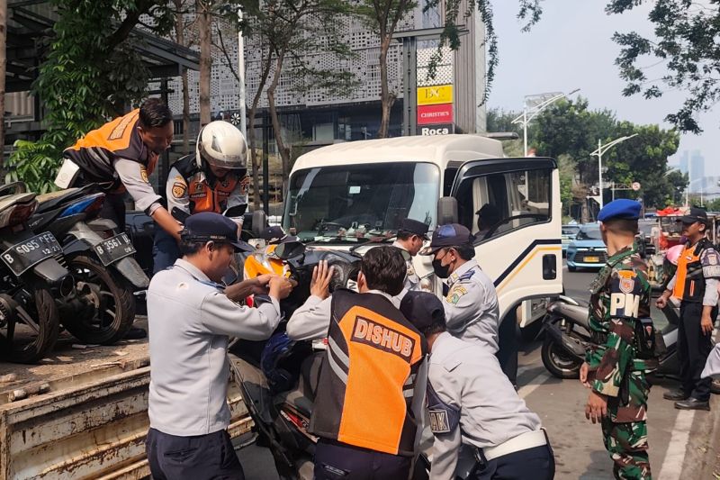 Sudinhub Jaksel tertibkan 52 motor yang parkir di trotoar di Senopati