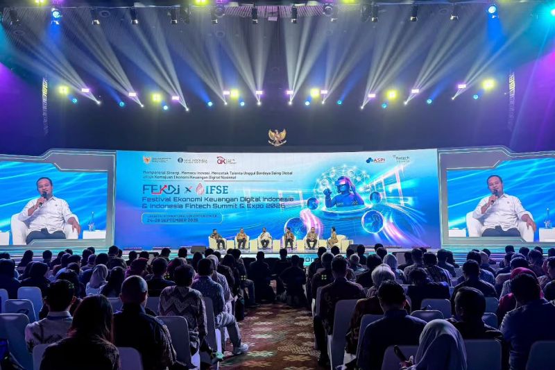 gubernur-sulsel-digitalisasi-perkuat-peluang-ekonomi-masyarakat
