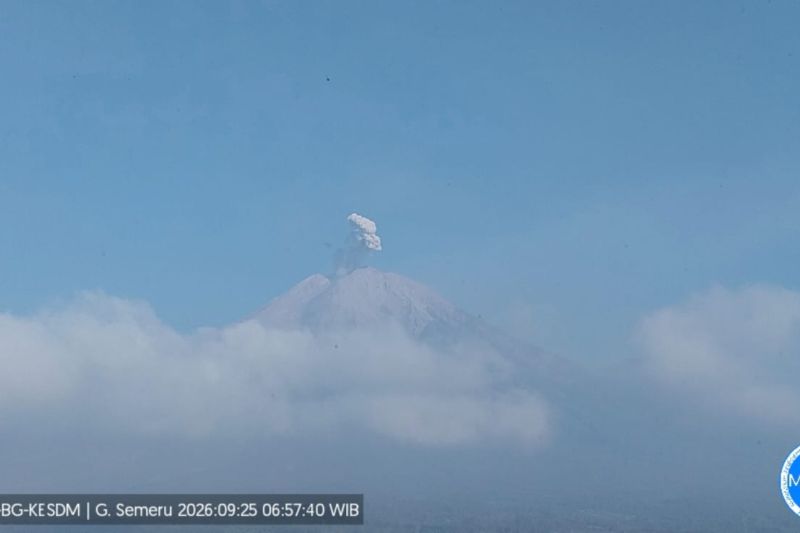 Semeru dua kali erupsi dengan tinggi letusan 700 meter di atas puncak