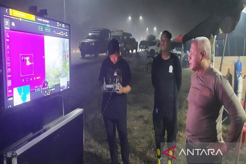 Kapolda Kalsel pantau titik api di Gubernur Syarkawi lewat drone thermal