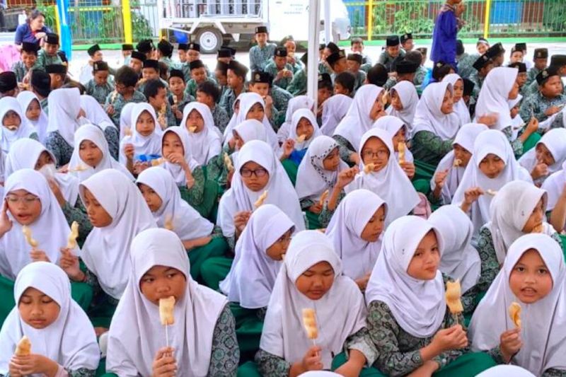 Pemkot Jakut gencarkan gerakan makan ikan sasar 2.000 siswa SD dan TK