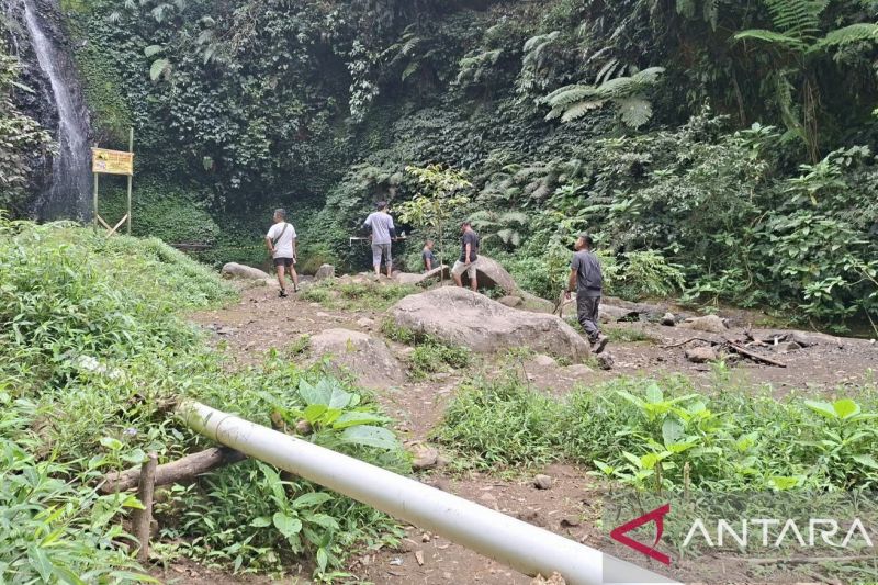 Petani Cianjur berburu air hingga ke curug