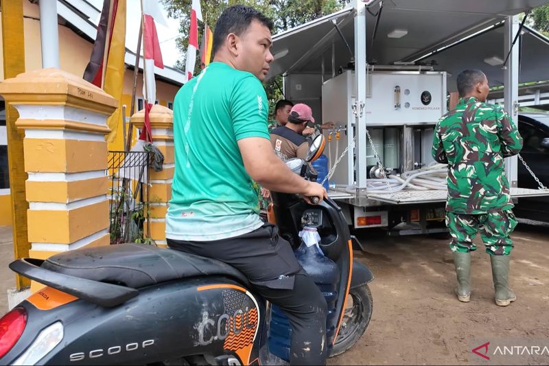 TNI dan PU pasok air bersih masyarakat terdampak banjir bandang Solok