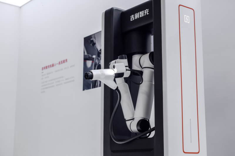 geely-tantang-byd-dengan-teknologi-pengisian-daya-22-mw