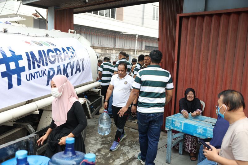 Kanwil Imigrasi Kalbar bagikan 5.000 liter air bersih bagi warga Bansir Laut