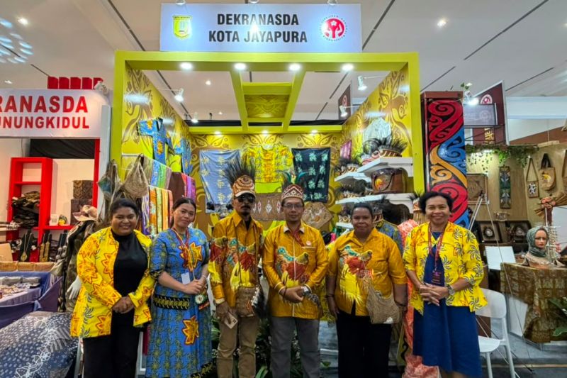 dekranasda-jayapura-perkenalkan-batik-port-numbay-di-ajang-kriyanusa