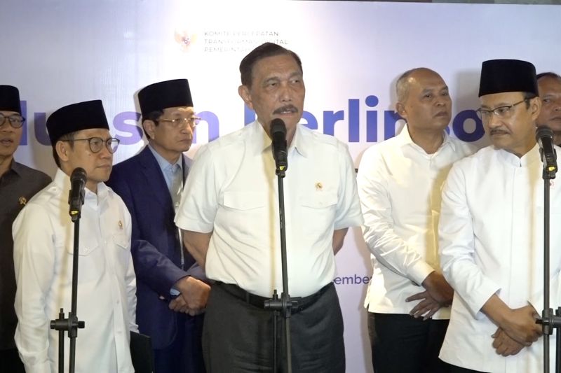 Luhut sebut bansos-subsidi pemerintah beralih jadi tunai