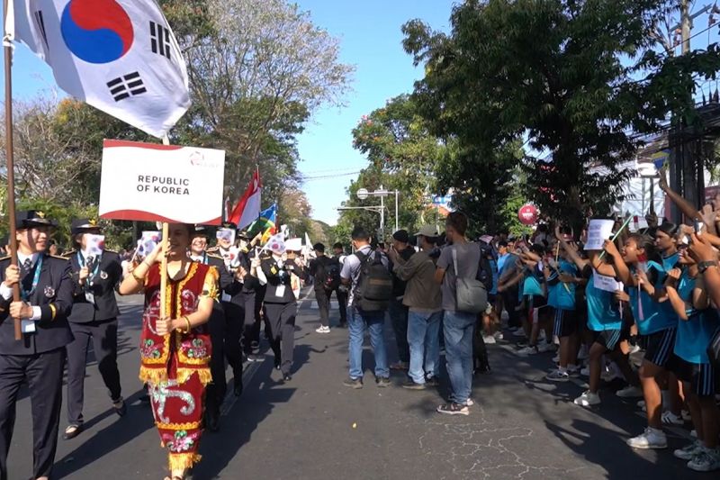 Polwan Internasional sapa masyarakat saat parade IAWP di Bali