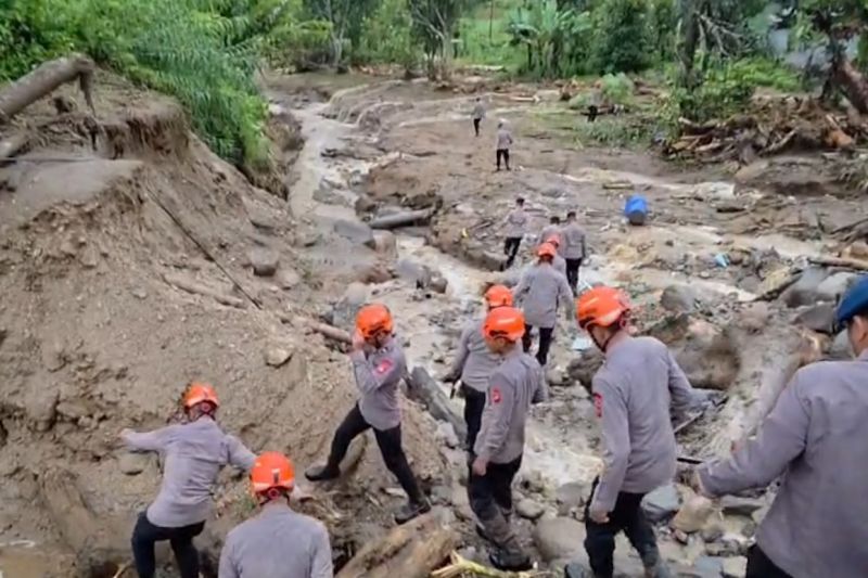 Tim SAR gabungan sisir sungai cari korban hilang banjir bandang Solok