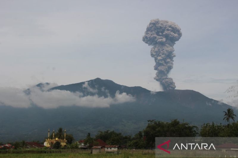 Gunung Marapi Sumbar kembali erupsi pada 1 Oktober 2026