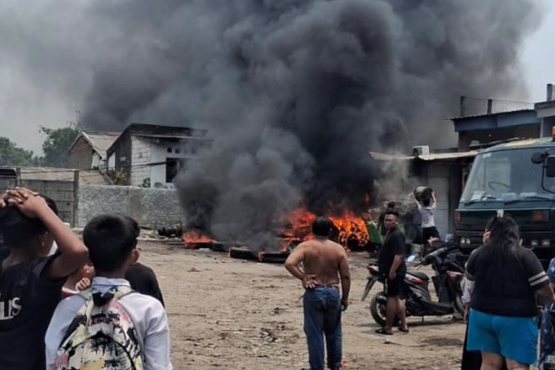 50 personel padamkan kebakaran gudang di Cilincing Jakut
