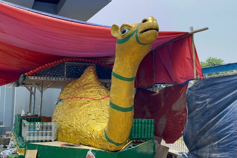 Ribuan botol plastik bekas disulap jadi perahu unta di Cengkareng