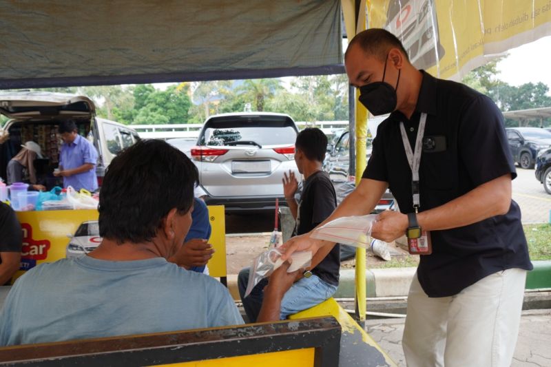 bandara-batam-bagikan-masker-pada-penumpang-cegah-dampak-kabut-asap