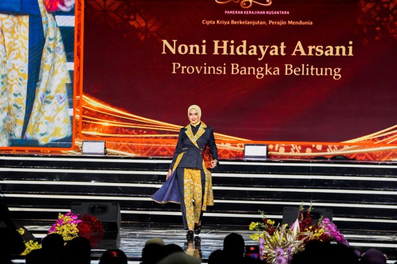 Ketua Dekranasda Babel pamerkan tenun cual di Pameran Kriyanusa