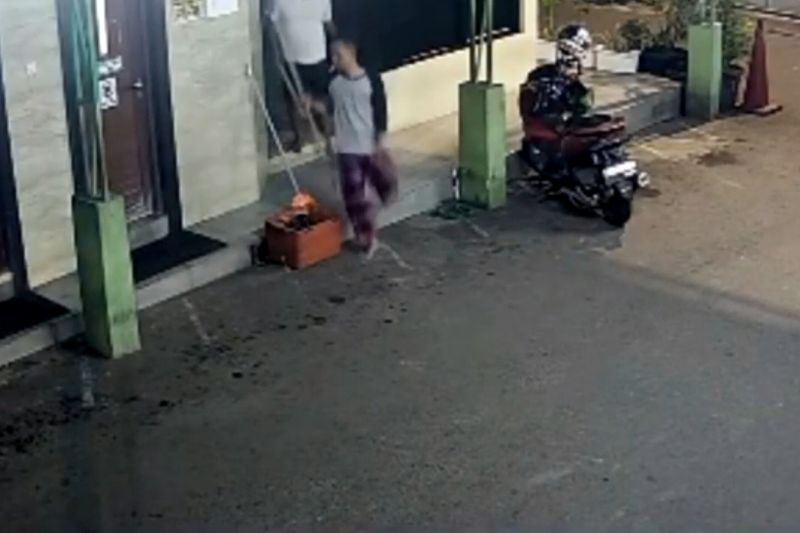 polisi-tangkap-pria-pencuri-kotak-amal-masjid-di-patal-senayan