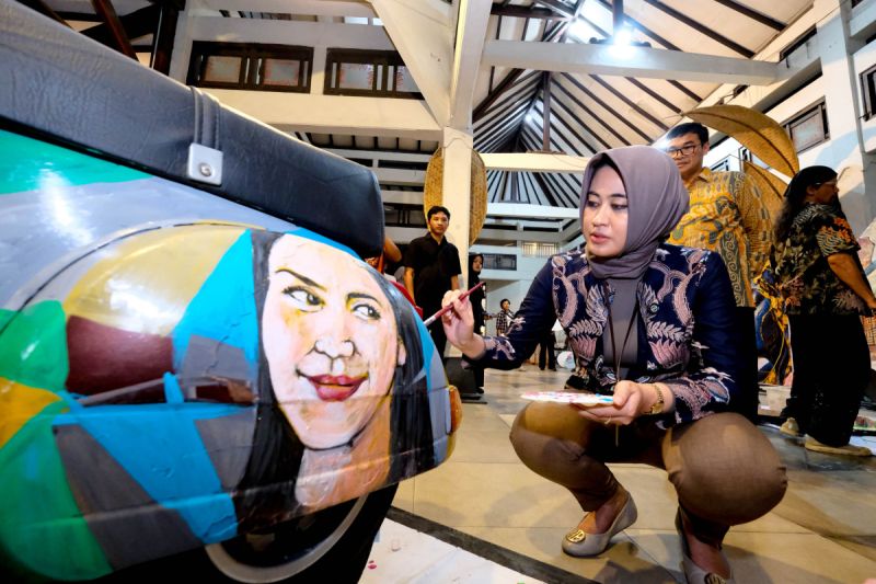 Astrid Widayani buka pameran dan bursa seni rupa alumni ISI Surakarta