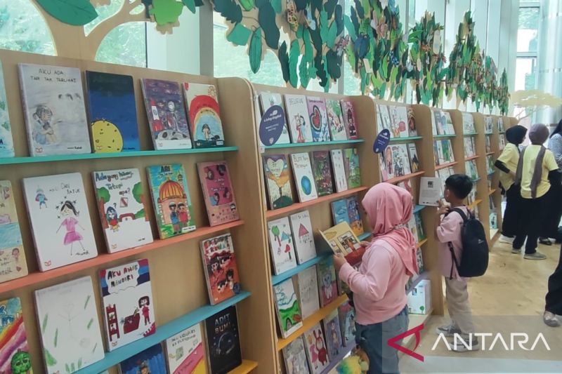 Perluas literasi, DKI bagikan 2.053 buku Karya Raya ke 250 sekolah