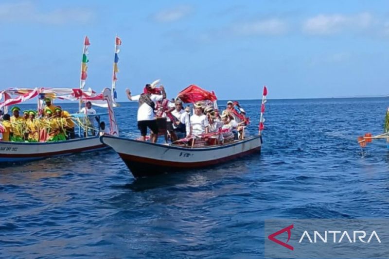 Pemkab Tanimbar kenalkan budaya lewat parade laut peringati HUT daerah