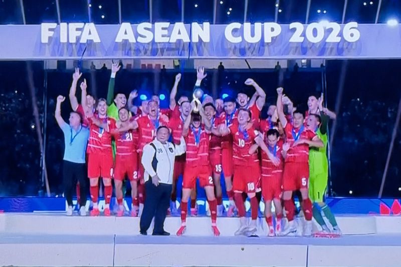Juara, Prabowo serahkan trofi FIFA ASEAN Cup ke pemain Indonesia