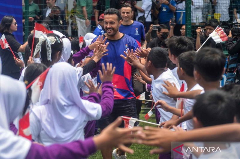 Mantan pesepak bola dunia bagikan sepatu gratis dalam program sosial FIFA Boots for All