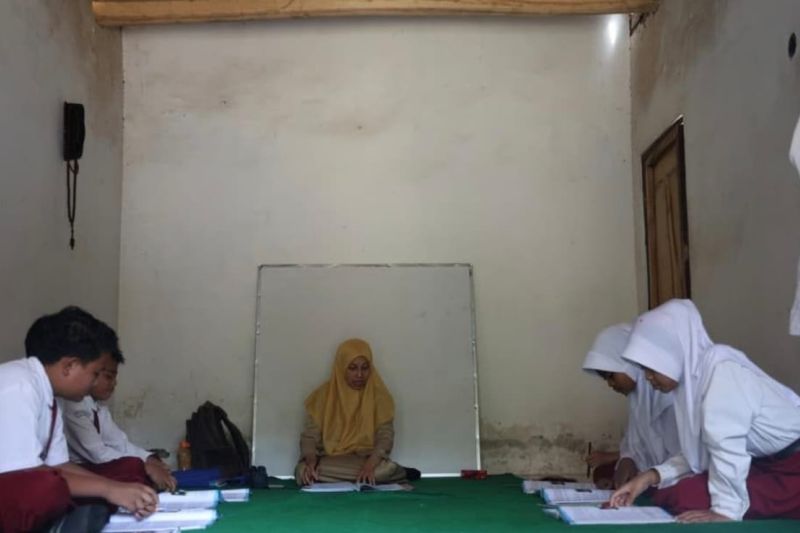 Semangat belajar di tengah keterbatasan sarana pendidikan