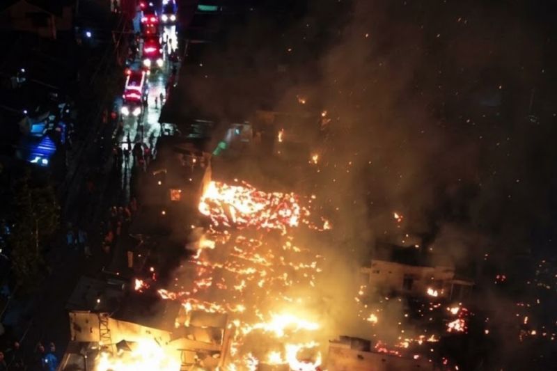Disdamkar kerahkan 90 personel atasi kebakaran besar di Kukar