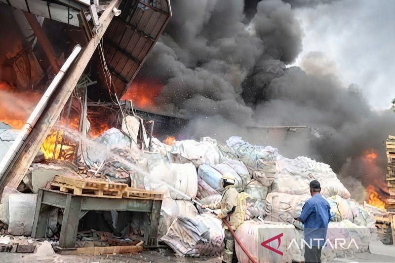 Pabrik cetak kertas di Tangerang terbakar, 9 mobil damkar dikerahkan
