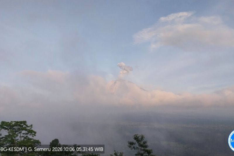 Gunung Semeru erupsi dengan tinggi letusan 900 meter di atas puncak