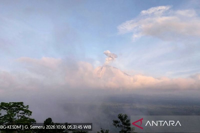 Gunung Semeru erupsi dengan tinggi letusan 900 meter di atas puncak