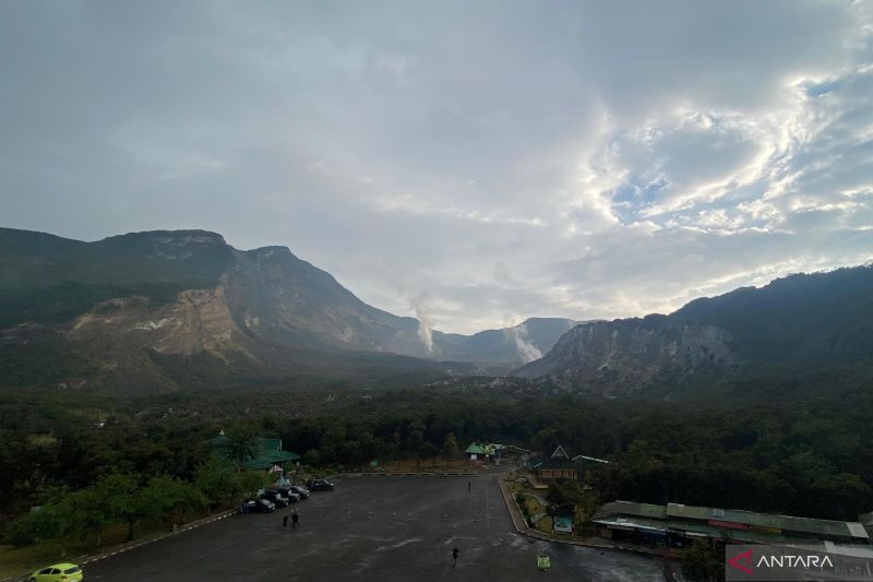 wisatawan-ke-twa-papandayan-di-garut-masih-dibatasi-dampak-blue-fire