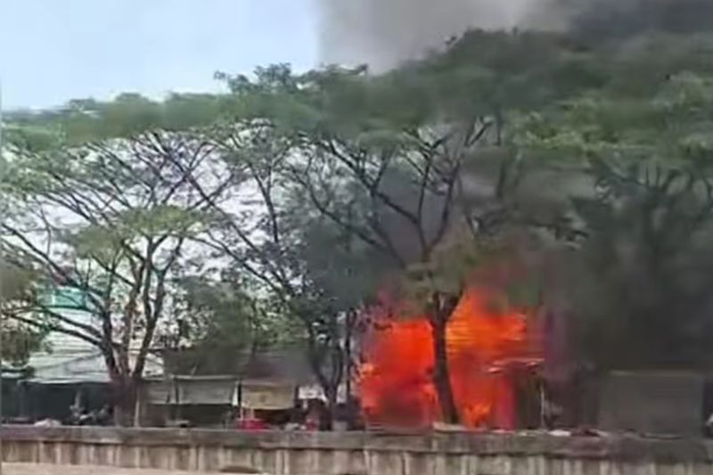 petugas-padamkan-kebakaran-bengkel-di-kembangan-utara