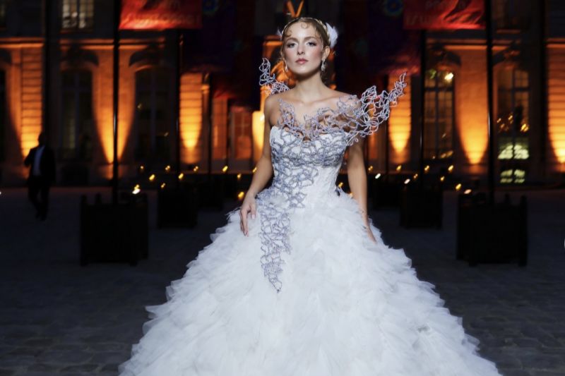 Mckenna Grace kenakan gaun terinspirasi karya Tex Saverio di Paris