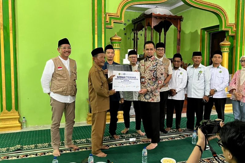 Masjid terdampak bencana di Aceh Tamiang terima wakaf panel surya