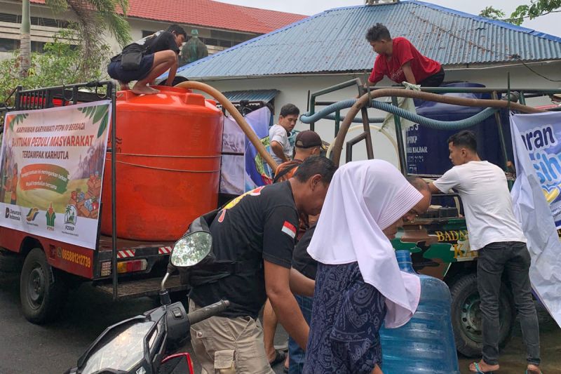 palmco-salurkan-jutaan-liter-air-bersih-masker-bagi-korban-karhutla