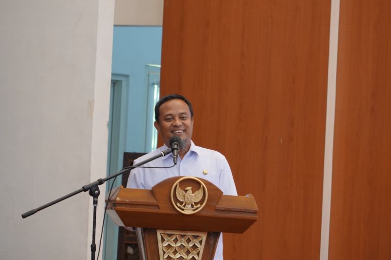 zulhas-salurkan-bantuan-pangan-225-ton-beras-di-makassar