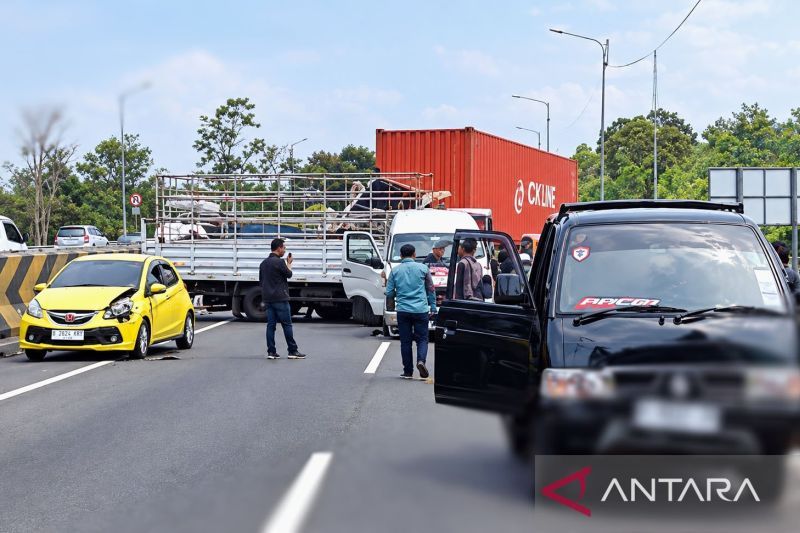 Kecelakaan 15 kendaraan di Tol Cipularang diduga akibat rem blong
