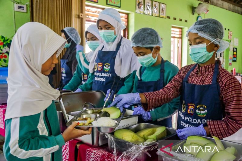 SPPG Polda DIY Sentolo uji coba MBG prasmanan di SD Kulon Progo