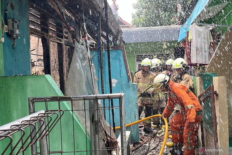 Kebakaran tiga kontrakan di Pinang Ranti diduga korsleting listrik