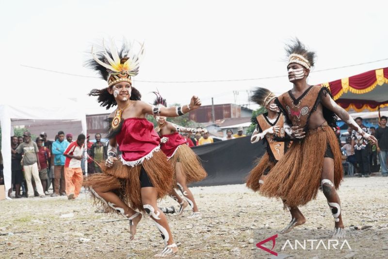 Emanuel Kemong ajak generasi muda Mimika jaga dan rawat warisan seni  budaya