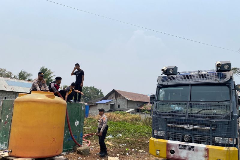 Dampak kemarau panjang, Polres SBT Maluku salurkan air bersih ke wilayah terdampak kekeringan
