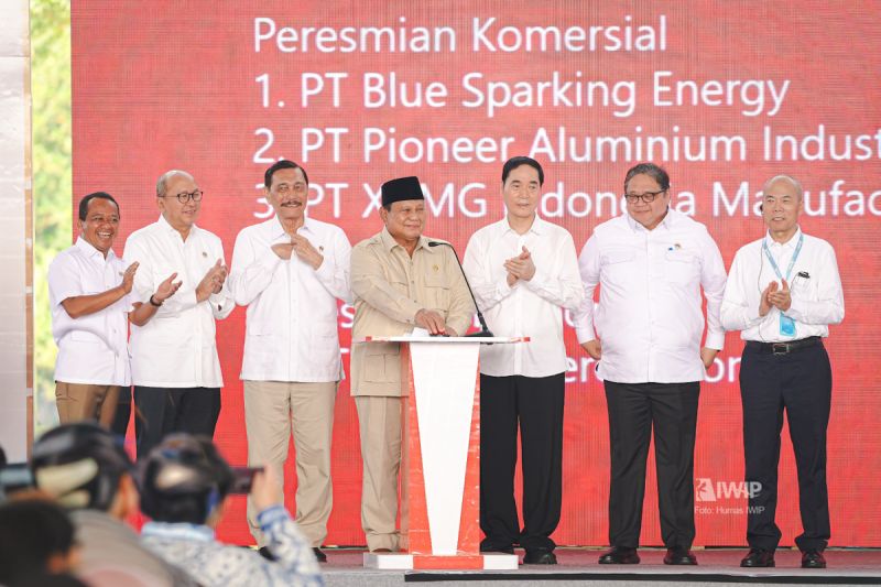 Menko Bahlil dampingi Presiden lepas ekspor perdana banterai EV