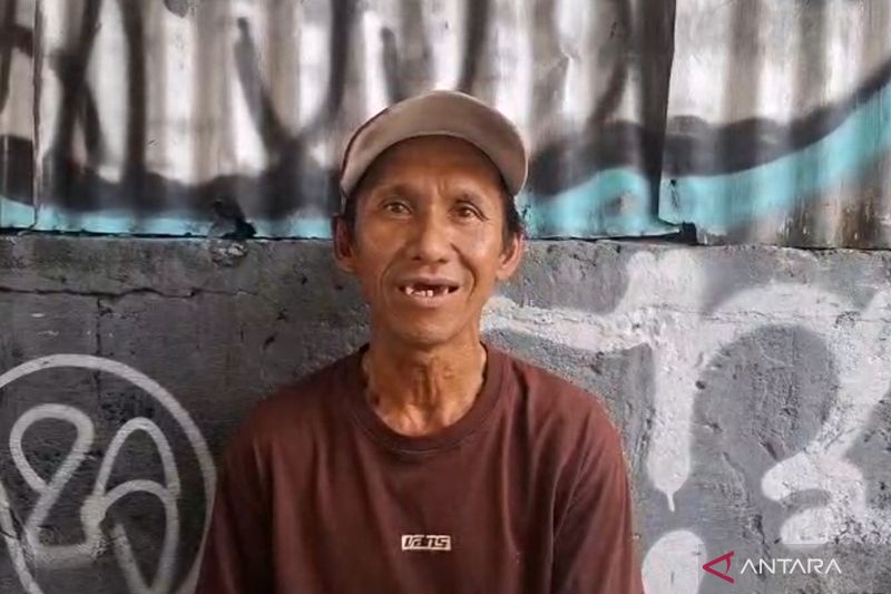 bayi-baru-lahir-ditemukan-dalam-tas-di-tumpukan-sampah-di-jakbar