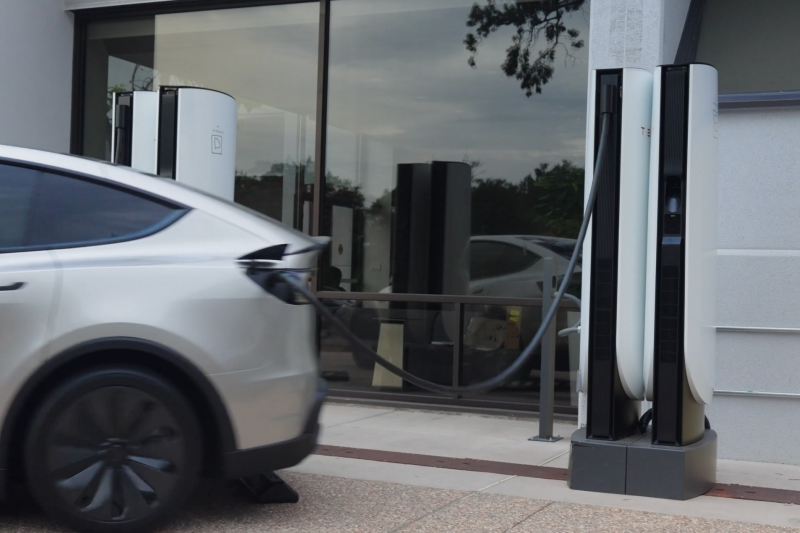 Meski merusak, Tesla kini izinkan mobil lepas paksa kabel isi daya