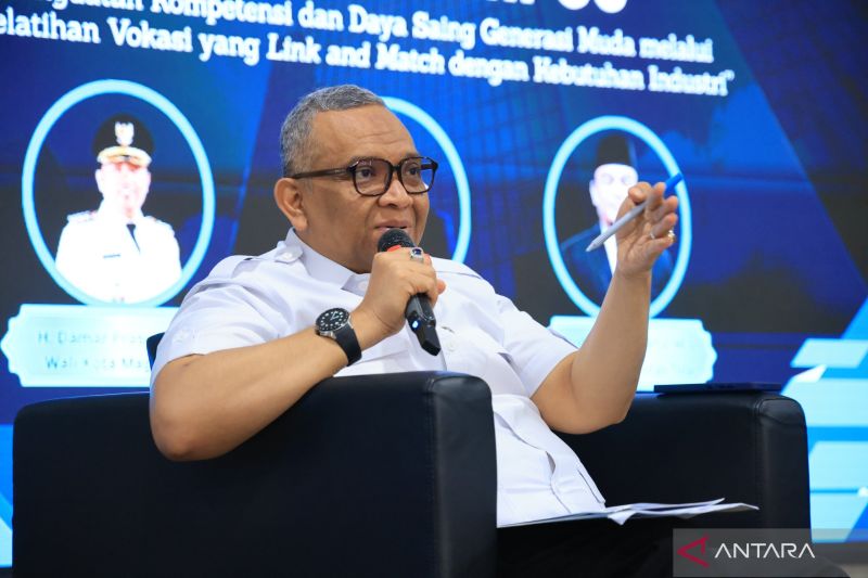 wamenaker-ajak-mahasiswa-bangun-kompetensi-sebelum-masuki-dunia-kerja