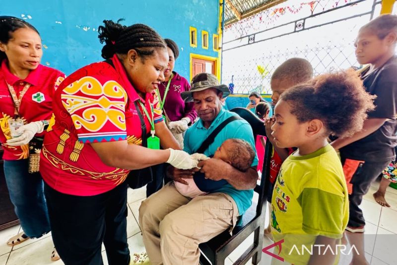 Dinkes Papua Barat berikan imunisasi 50 anak di Distrik Mokwam