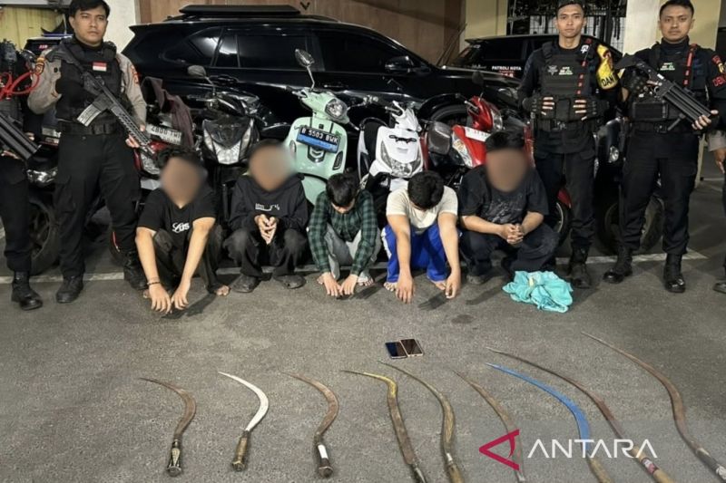 polisi-bekuk-lima-pelaku-tawuran-dengan-barang-bukti-sembilan-celurit