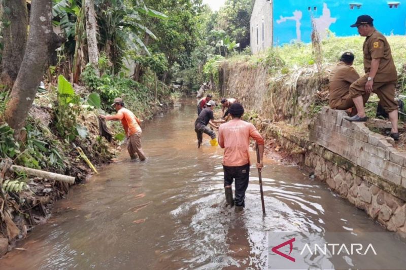 Pemkab Bogor bersihkan saluran Parakan Jati pemicu banjir di Bojonggede